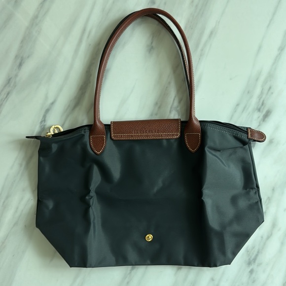 Longchamp new w/o tags. It’s either a dark gray or black. - Picture 4 of 13